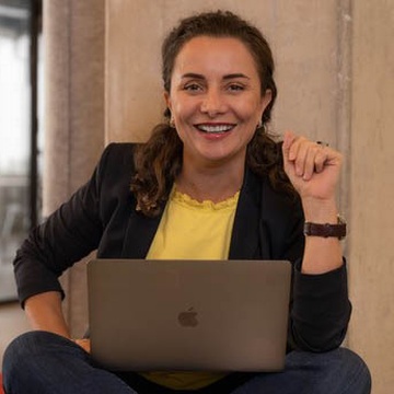 Frau mit Laptop