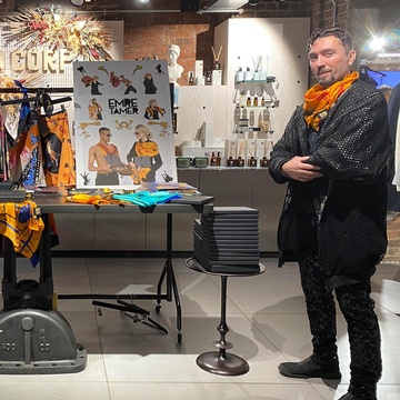 Frau und Mann stehen in Modegeschäft und schauen in die Kamera