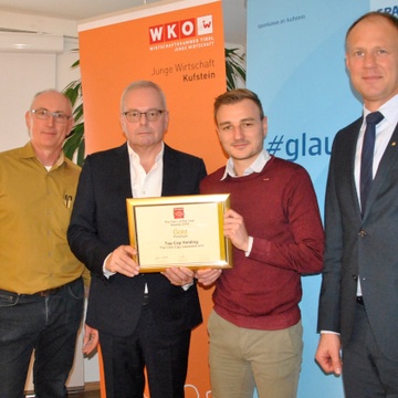 © JW Kufstein und Top Capvlnr.: Andreas Viertel, Leiter Technik Top Cap, Karlheinz Jungbeck, Patrick Schönauer, WK Kufstein, und Manfred Gasser, Prokurist Sparkasse Kufstein