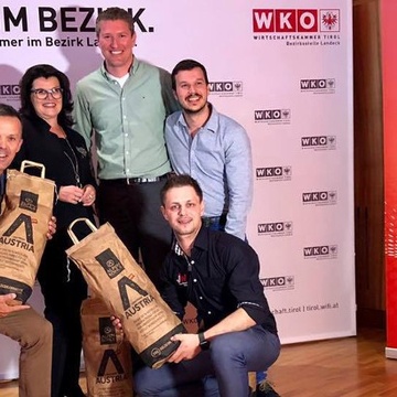 © WKT v.l.n.r. Markus Gmundner, NR Elisabeth Pfurtscheller, Marc Koch, Benjamin Hupfauf (hinten v.l.n.r.) und WK-Bezirksstellenleiter Otmar Ladner und JW Bezirksvorsitzender Patrick Schwarz