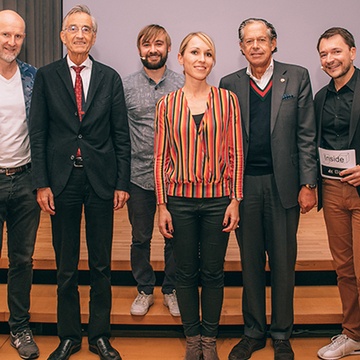 © Victor Malyshev v.l.n.r.: Prof. Johann Füller, Rektor Tillmann Märk, Projektleiter des InnCuabtors Robert Schimpf, Zukunftsforscherin Christiane Varga, Präsident der Tiroler Wirtschaftskammer Jürgen Bodenseer und JW Landesvorsitzender Clemens Plank