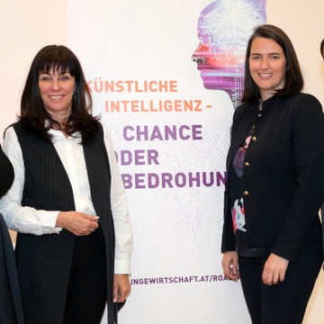 © DieFotografen v.l.n.r.: JW Bundesvorsitzende Christiane Holzinger, WKÖ-Vizepräsidentin Martha Schultz, WKT-Vizepräsidentin Barbara Thaler und JW Landesvorsitzender Clemens Plank
