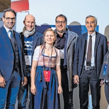 © Joe Mann v.l.n.r.: Dominik Jenewein (JW), WK-Präs. Christoph Walser, Johann Füller (Uni.IBK), Kathrin Treutinger (Gründerin Skinnovation), Vizebgm. Franz X. Gruber, Univ.-Rektor Tilmann Märk, Sara Matt-Leubner (Uni IBK) und Marcus Hofer (SAT)