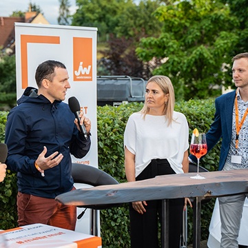 JW-Vorsitzender Florian Baumgartner (rechts) präsentierte sommerliche Success-Stories beim Sommerfest der Jungen Wirtschaft im OKH Vöcklabruck.