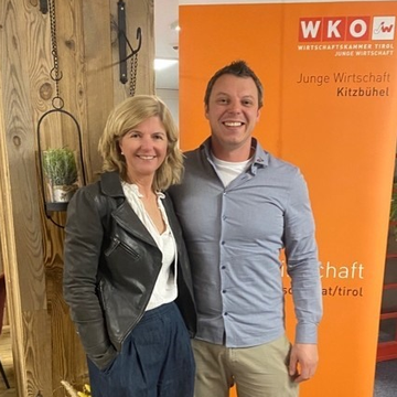 © WK Kitzbühel, Seokratie Österreich | Karin Wagner von Seokratie Österreich und Andreas Bombek Ausschussmitglied JW Kitzbühel