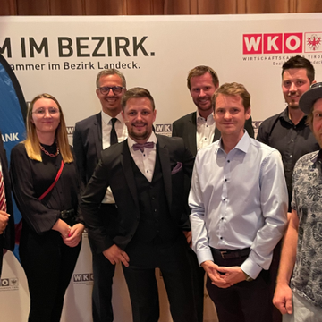 v.l.: JW-LV Dominik Jenewein, Marina Ulrich (LAbg), Volksbank Regionaldirektor Christoph Gasser, JW Landeck BV Patrick Schwarz, Christian Winkler (Volksbank), Gabriel Winkler (Juwelier Winkler), Daniel Dangl (Laserdesign), Thomas  Steindl (FreiRaum 2.1)