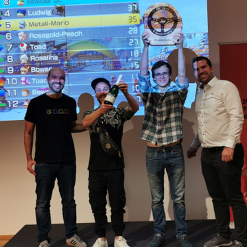 v.l.n.r.: Nikolaus Staudacher (Spielraum), das Gewinnerteam Lukas Opacic und Alwin Hecher JW Tirol Landesvorsitzender Dominik Jenewein