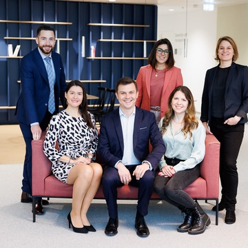 Das neue Vorstandsteam der Jungen Wirtschaft Wien: Elizabeth Toth, Clemens Schmidgruber, Caroline Rechtman (v.l. sitzend), Jakob Dalik, Valeria Foglar-Deinhardstein, Cornelia Habacher (v.l. stehend)