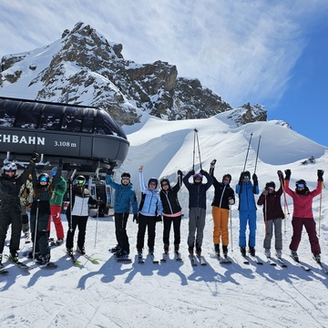  © WK Landeck | Die Teilnehmer:innen beim Skitag von FiW Landeck und der JW Landeck am Kaunertaler Gletscher. 