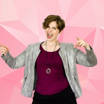 Portraitbild vor pinkem Hintergrund.