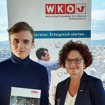 Benjamin Hadrigan und JW-Bundesgeschäftsführerin Elisabeth Zehetner-Piewald