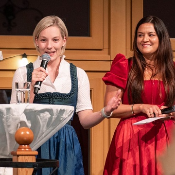 Zwei Frauen am Podium