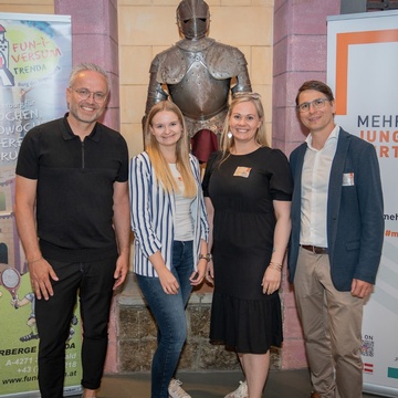 © Hausiflo (vlnr: Stefan Süss, Ines Trenda, Juliana Gaffl (JW Bezirksvorsitzende), Klaus Aumair)