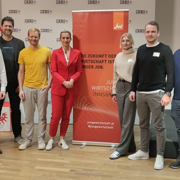 © JW Tirol | Vortragender Felix Weinzinger (3. v.l.) und Bezirksvorsitzende Lisa Peer (4. v.l.) mit den Ausschussmitgliedern Clemens Wirtenberger, Martin Granig, Katharina Larcher, Stefan Ortner und Edi Fröschl (v.l.)