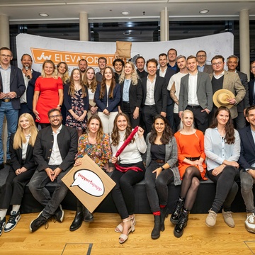 Die Finalisten mit der Jury und dem Team der JW