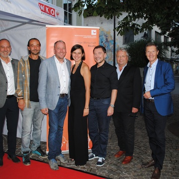 © WKTBezirksstellenobmann Christian Strigl, Vortragender Hannes Treichl, Bezirksstellenleiter Wolfgang Winkler, JW Bezirksvorsitzende Andrea Speckbacher, JW Landesvorsitzender Clemens Plank, Vizepräsident WK Tirol Franz Hörl, Gregor Leitner Außenwirtschaf