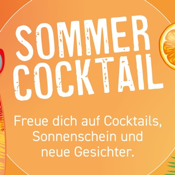 Grafik mit der Aufschrift „Summer Cocktail“ und „Freue dich auf Cocktails, Sonnenschein und neue Gesichter“, mit Surfbrett mit Sonnenbrille und einem bunten Cocktailglas auf orangefarbenem Sommerhintergrund.