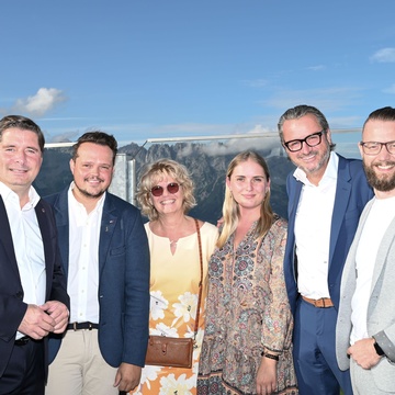 © Gmedia | v.l.n.r.: Peter Seiwald (Bezirksobmann Kitzbühel), Stefan Monitzer (JW Kitzbühel Bezirksvorsitzender), Sabine Smith (JW Kitzbühel Referentin), Sophia Mayer (JW Kufstein Referentin), Manfred Hautz (Bezirksobmann Kufstein) und Michael Weiler (JW Kufstein Bezirksvorsitzender)