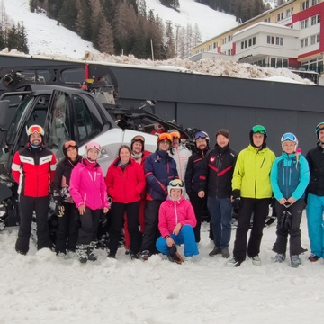 Die Teilnehmer:innen beim Skitag der JW Innsbruck Stadt & Land mit Axamer Lizum Geschäftsführer Werner Frießer (7. v.l.) sowie Eigentümer und JW-Ausschussmitglied Edi Fröschl jun. (6. v.r.)