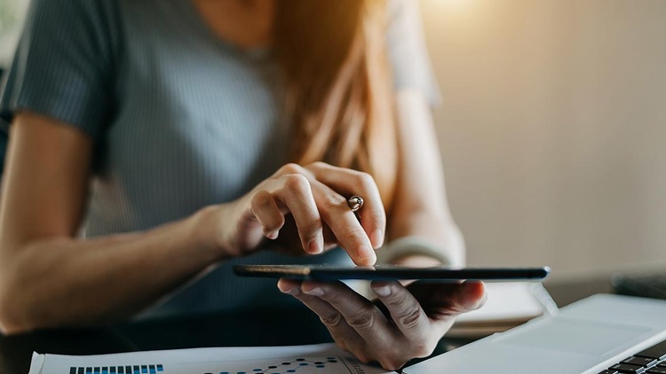 junge Frau beim Arbeiten mit Tablet