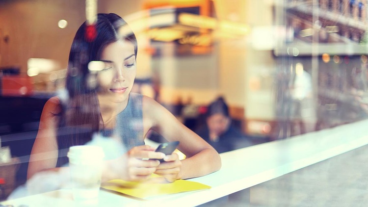 junge Frau mit Smartphone