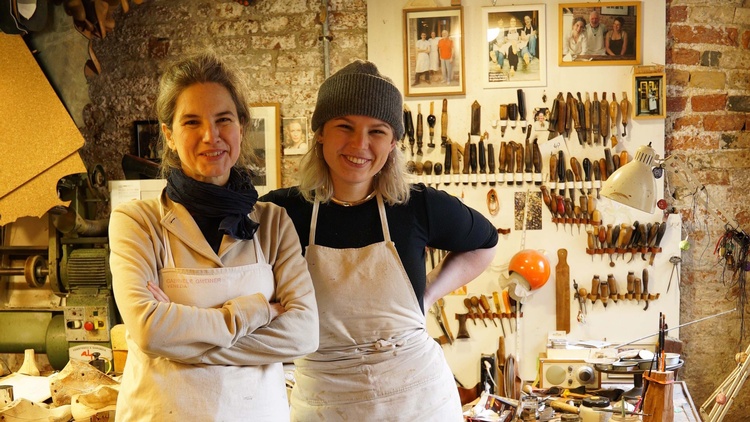 Anna Widni und Gabriele Gmeiner in einer Schuhwerkstatt