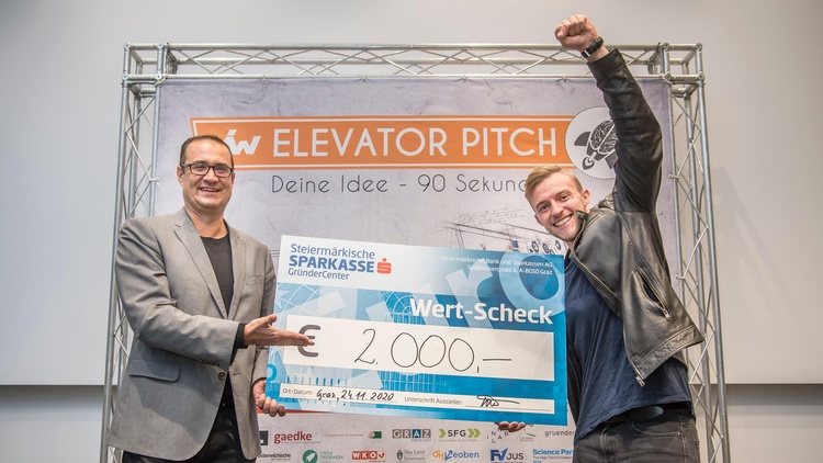 Platz 2: Gernot Hipfl von Flexbill mit SFG Geschäftsführer Christoph Ludwig. Flexbill widmet sich der digitalisierung von Kassenbelegen.