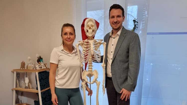 Heilmasseurin Karmazin begrüßte JW Bezirksvorsitzenden Harald Schachl in ihrer Praxis in Ebreichsdorf
