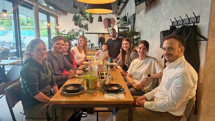 Gruppenfoto am Tisch