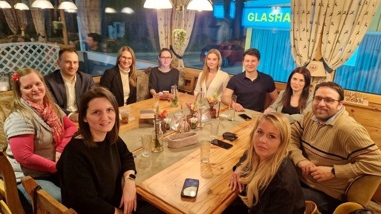 Teilnehmer am Tisch sitzend