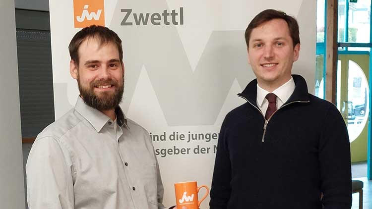 Lukas Karl und Christof Lugauer stehen vor dem Junge Wirtschaft Rollup.