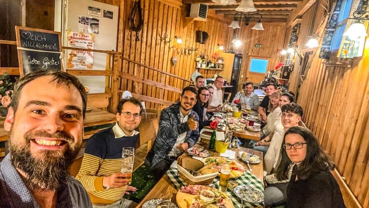 Gruppenbild in rustikalem Heurigenlokal.