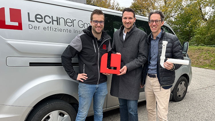 JW Baden-Bezirksvorsitzender Harald Schachl (Mitte) und WKNÖ-Bezirksstellenleiter Andreas Marquardt (rechts) besuchten Florian Lechner in seinem Betrieb.