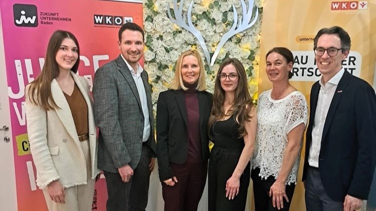 Gruppenfoto vor JW-Banner