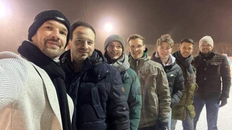 Gruppenselfie am Eislaufplatz