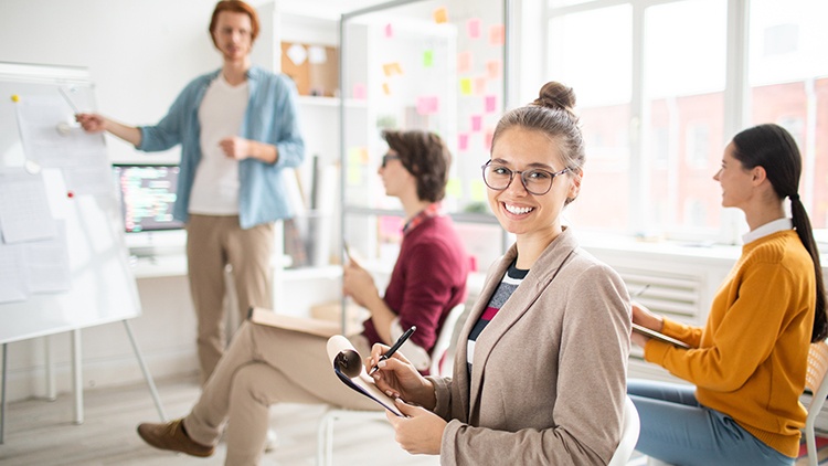 Lernen, Vortrag, Menschen, Frau, Mann, Gruppe, junge Leute, Berufsschule, Whiteboard, Seminar, Seminarraum, Unterricht, Lehrender, Lehrerin, Lehrer, unterrichten