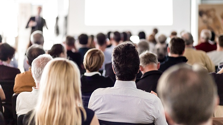Veranstaltung, Vortrag, Seminar, Event, Teilnehmerinnen, Publikum, Zuhörer, Zuseher, Zuschauer, Zuschauer, zuhören, zuschauen, zusehen, Teilnahme, Podiumsdiskussion, Vorstellung, Fortbildung, Weiterbildung, weiterbilden, fortbilden, vortragen, Person, Mensch