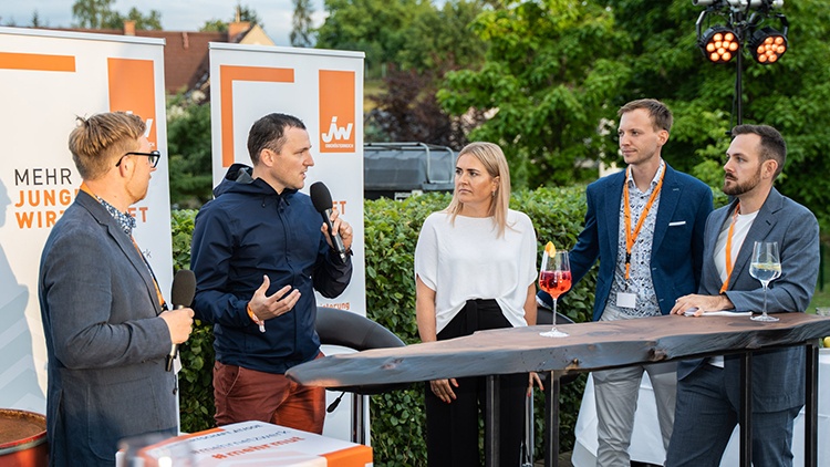 JW-Vorsitzender Florian Baumgartner (rechts) präsentierte sommerliche Success-Stories beim Sommerfest der Jungen Wirtschaft im OKH Vöcklabruck.