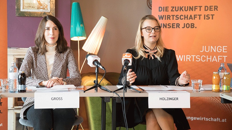 Amelie Groß und Christiane Holzinger bei der Übergabe des Bundesvorsitzes der JW