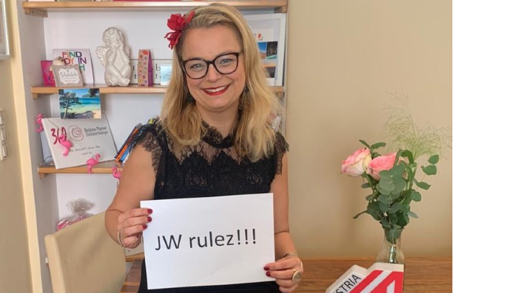 C. Holzinger mit Schild: JW rulez