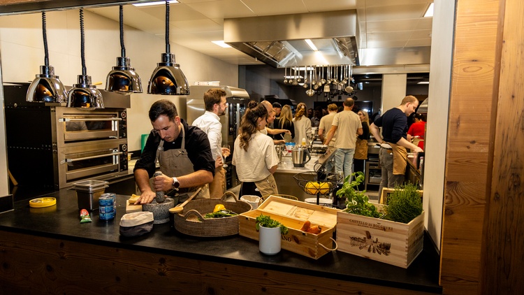 Die Teilnehmer:innen bereiten ihre Gerichte unter viel Netzwerken und viel Freude zu