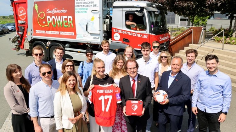 Die Junge Wirtschaft Graz Umgebung besuchte Umweltpionier Hans Roth und trafen auch Rekordnationalspielerin und Klimabotschafterin Sarah Puntigam  