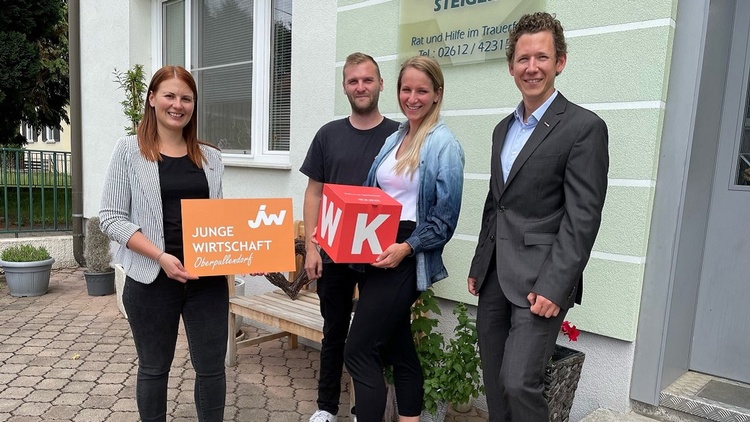 Gruppenfoto vor Bestattungsinstitut