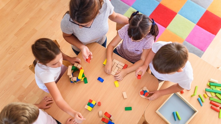 Kindergartenkinder beim Spielen