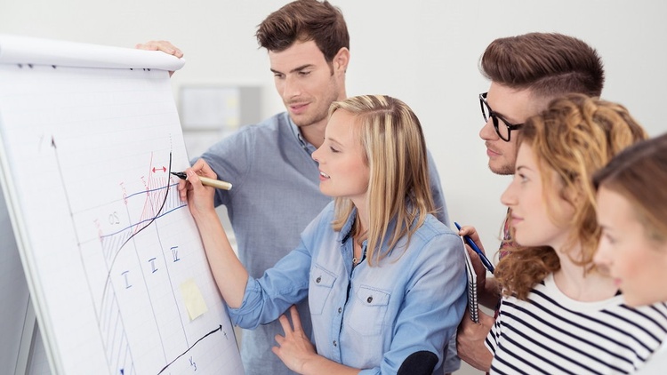 Männer und Frauen arbeiten an Flipchart