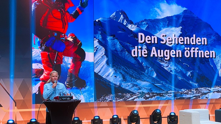 Andy Holzer spricht auf der Bühne