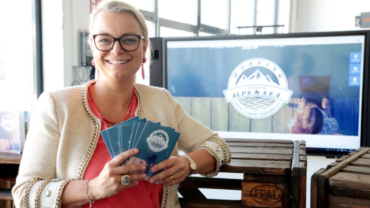 Christiane Holzinger mit Karten von Alps & Sea in der Hand