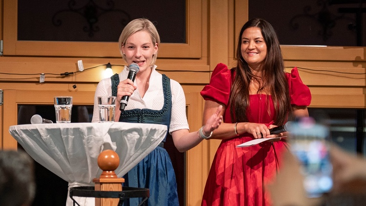 Zwei Frauen am Podium