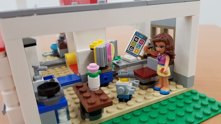 Legofigur in Legobüro