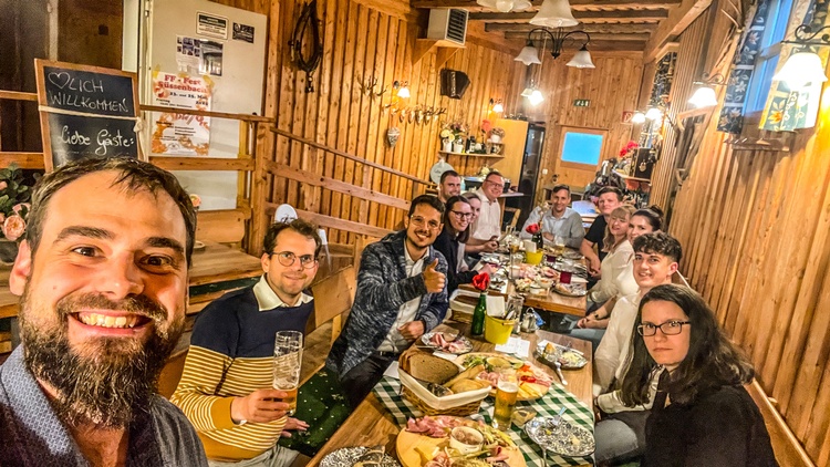 Gruppenbild in rustikalem Heurigenlokal.